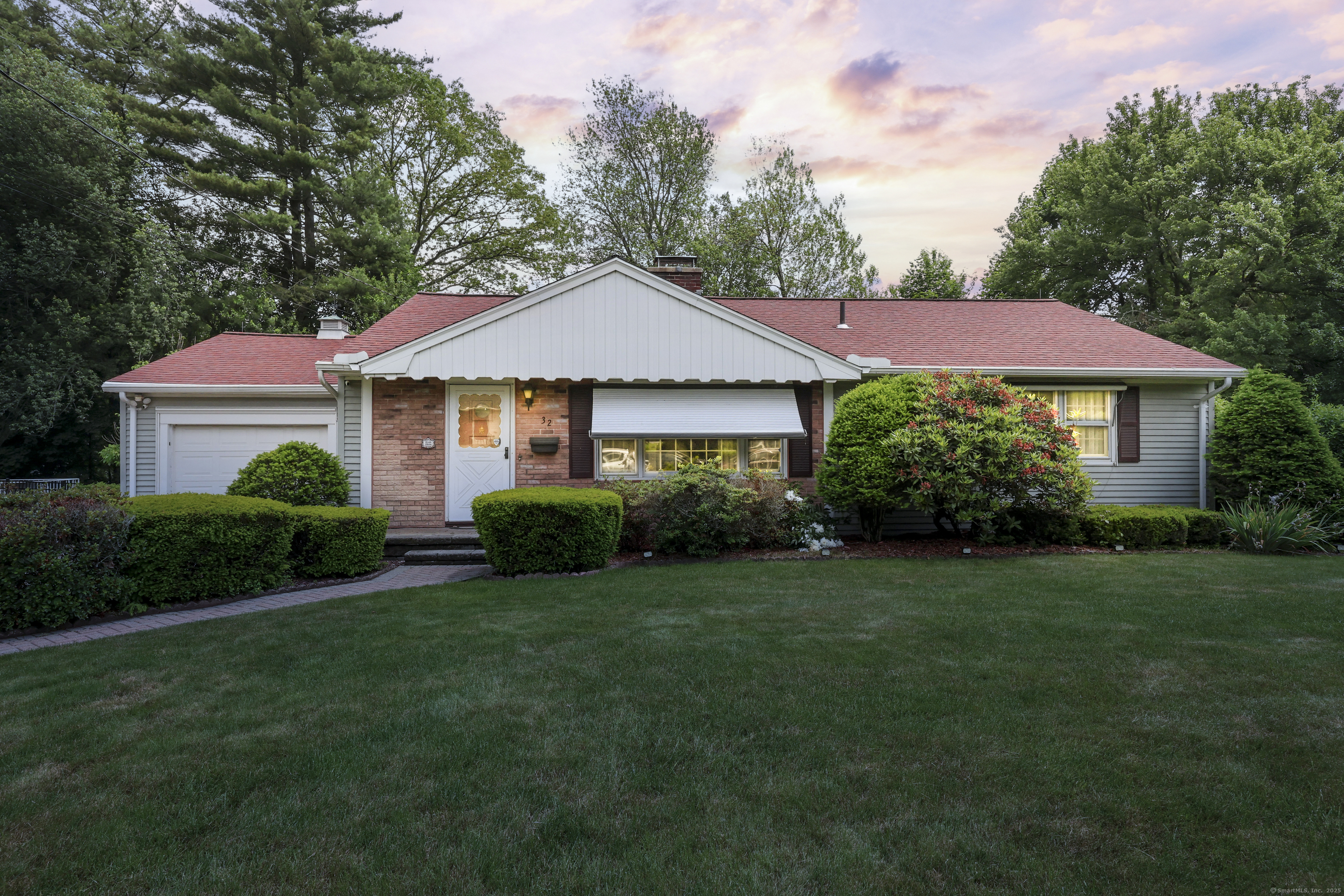 Butternut Ridge Road, Waterbury, Connecticut - 2 Bedrooms  
3 Bathrooms  
4 Rooms - 