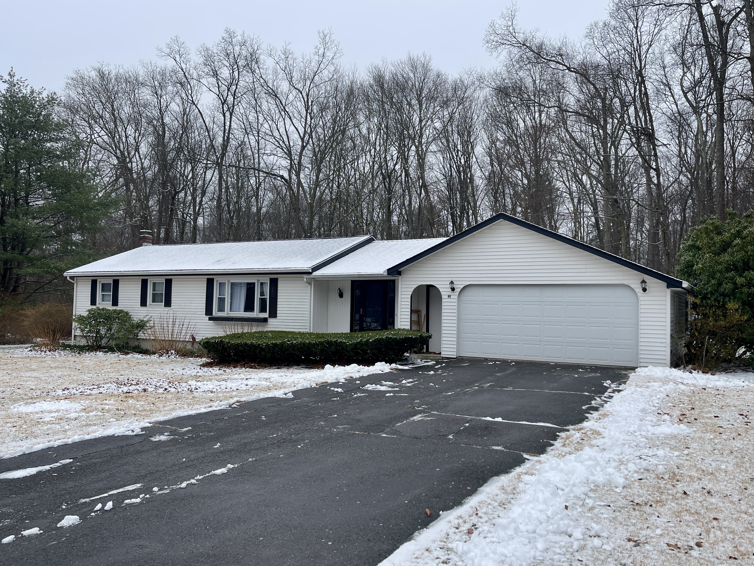 40 Summit Drive, Tolland, Connecticut - 3 Bedrooms  
1 Bathrooms  
6 Rooms - 