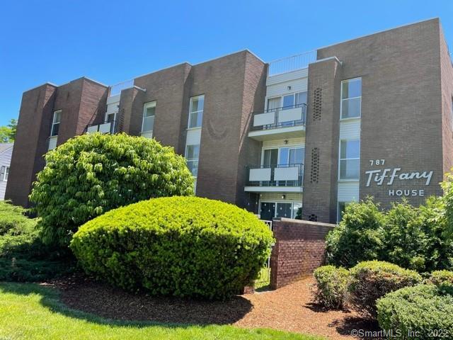 Rental Property at 787 Farmington Avenue 1C, West Hartford, Connecticut - Bedrooms: 2 
Bathrooms: 2 
Rooms: 4  - $2,100 MO.