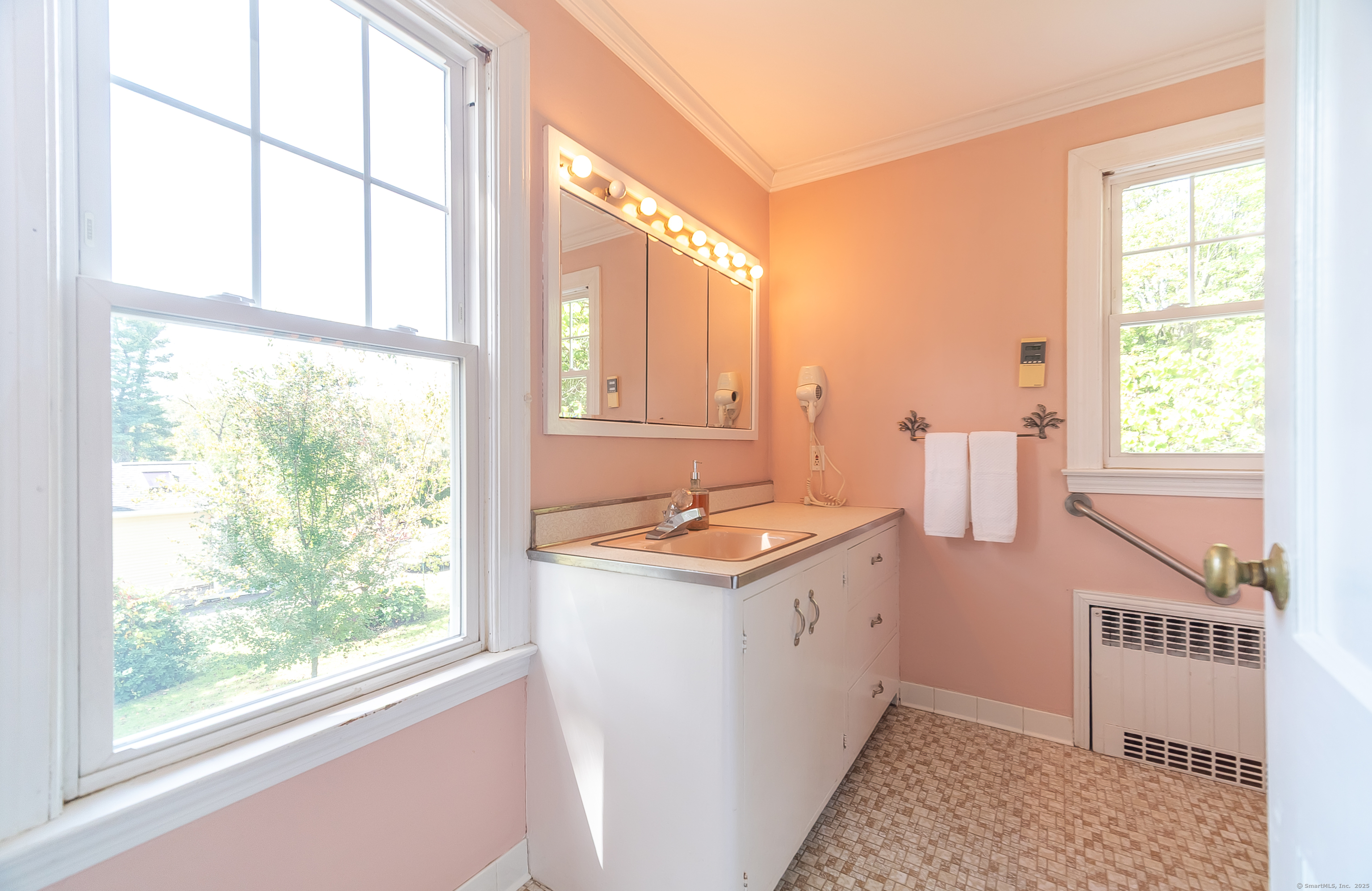 Windsor, Connecticut 06095, United States, 3 Bedrooms Bedrooms, ,2 BathroomsBathrooms,Residential,Active,220224