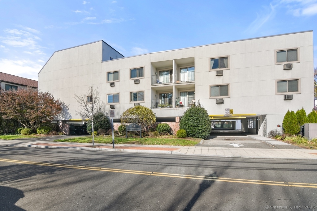 Rental Property at Crescent Street Apt 2P, Stamford, Connecticut - Bedrooms: 1 
Bathrooms: 1 
Rooms: 3  - $2,250 MO.