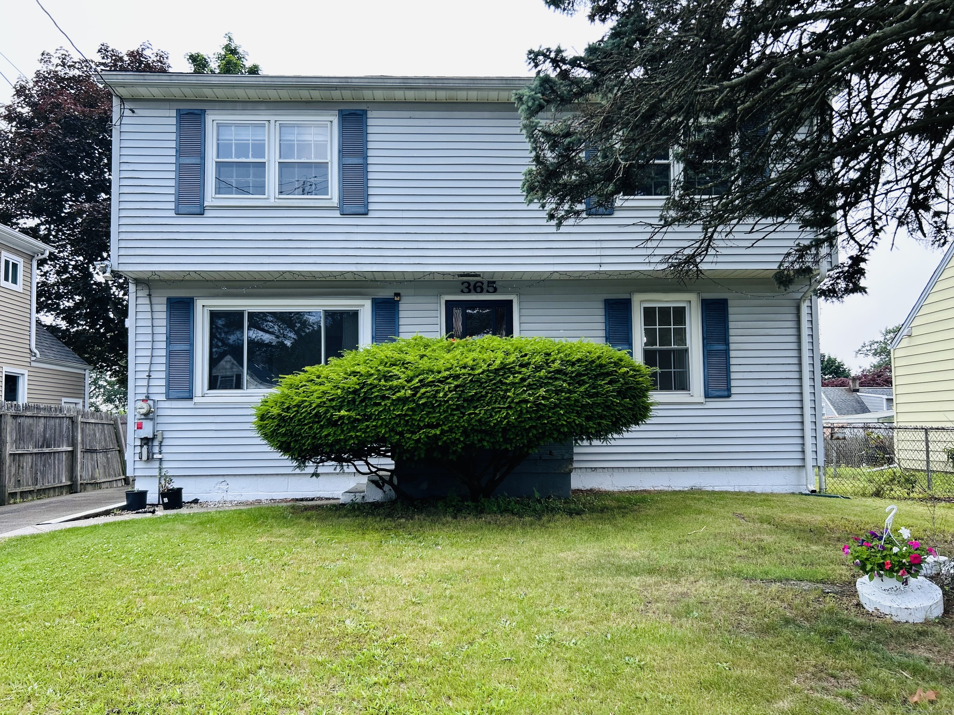Ruth Street, Bridgeport, Connecticut - 3 Bedrooms  
2 Bathrooms  
6 Rooms - 