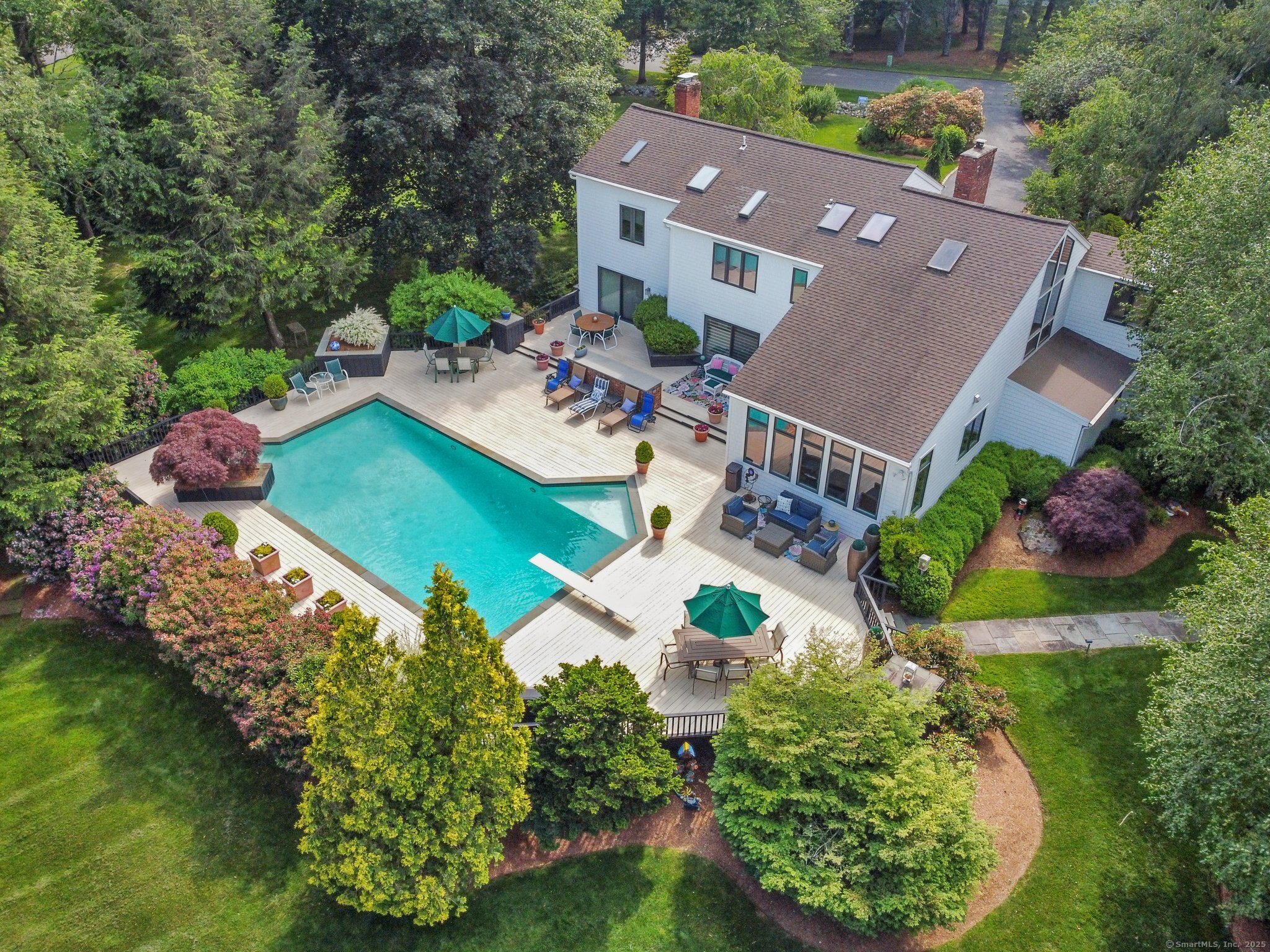 Hedgerow Common, Weston, Connecticut - 4 Bedrooms  
3 Bathrooms  
8 Rooms - 