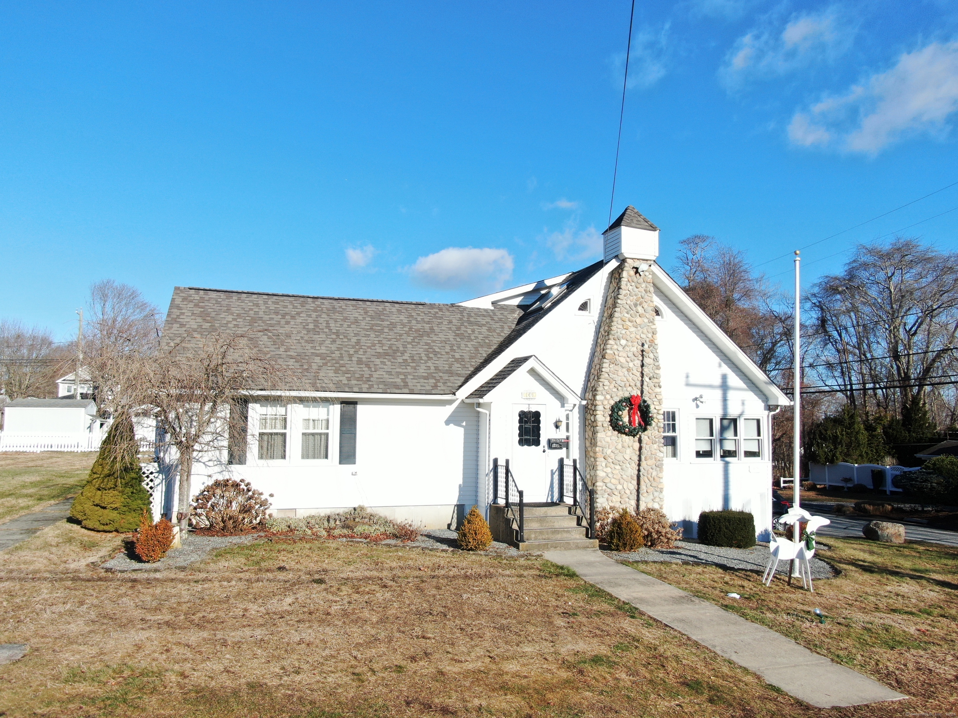 37 Indianola Road, East Lyme, Connecticut - 3 Bedrooms  
2 Bathrooms  
6 Rooms - 