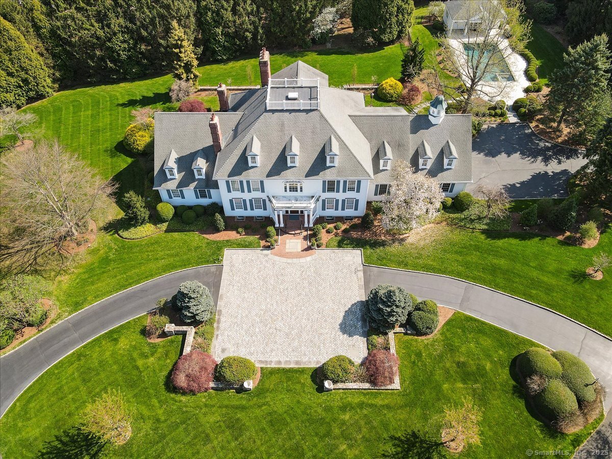 Queens Grant Drive, Fairfield, Connecticut - 6 Bedrooms  
8 Bathrooms  
14 Rooms - 