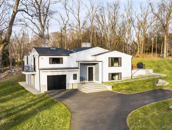 Wyndover Lane, Stamford, Connecticut - 5 Bedrooms  
4 Bathrooms  
14 Rooms - 