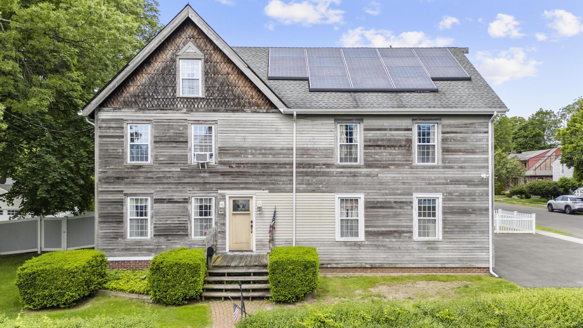 Huntington Road, Stratford, Connecticut - 3 Bedrooms  
3 Bathrooms  
7 Rooms - 