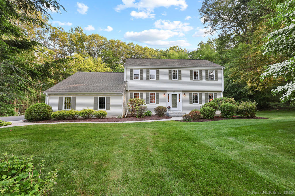 Butternut Lane, Simsbury, Connecticut - 4 Bedrooms  
3 Bathrooms  
8 Rooms - 