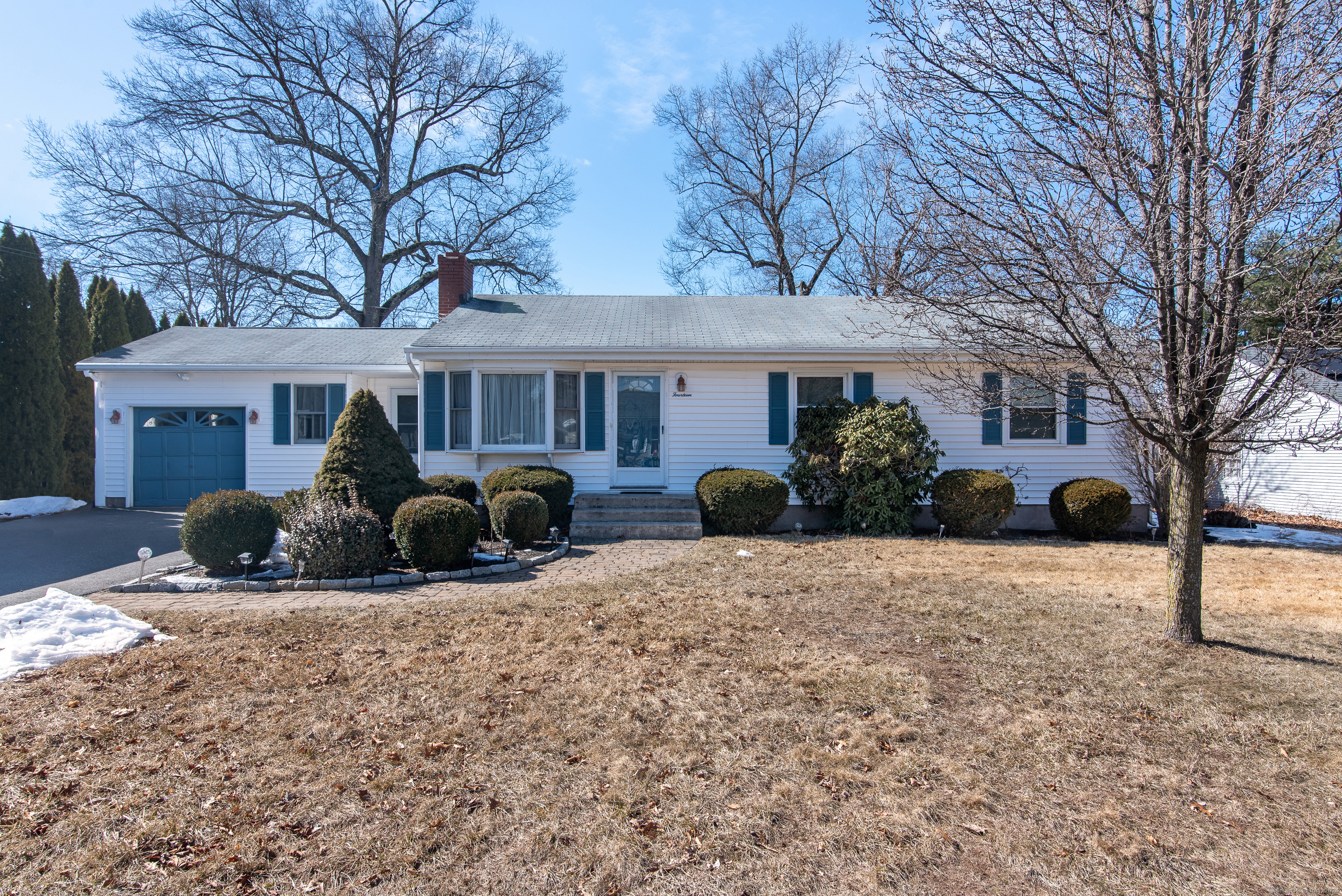 Evergreen Road, Manchester, Connecticut - 3 Bedrooms  
2 Bathrooms  
7 Rooms - 