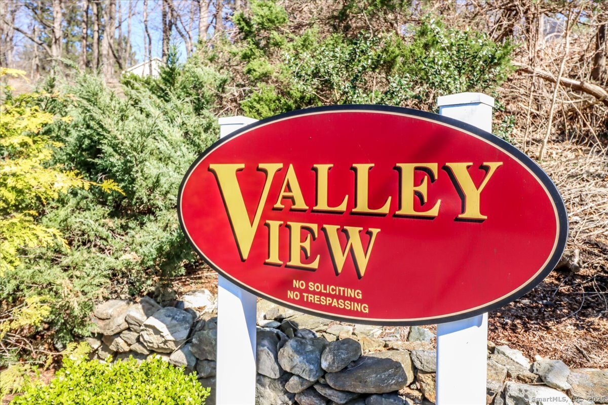 Valley Drive 62, New Milford, Connecticut - 2 Bedrooms  
2 Bathrooms  
4 Rooms - 