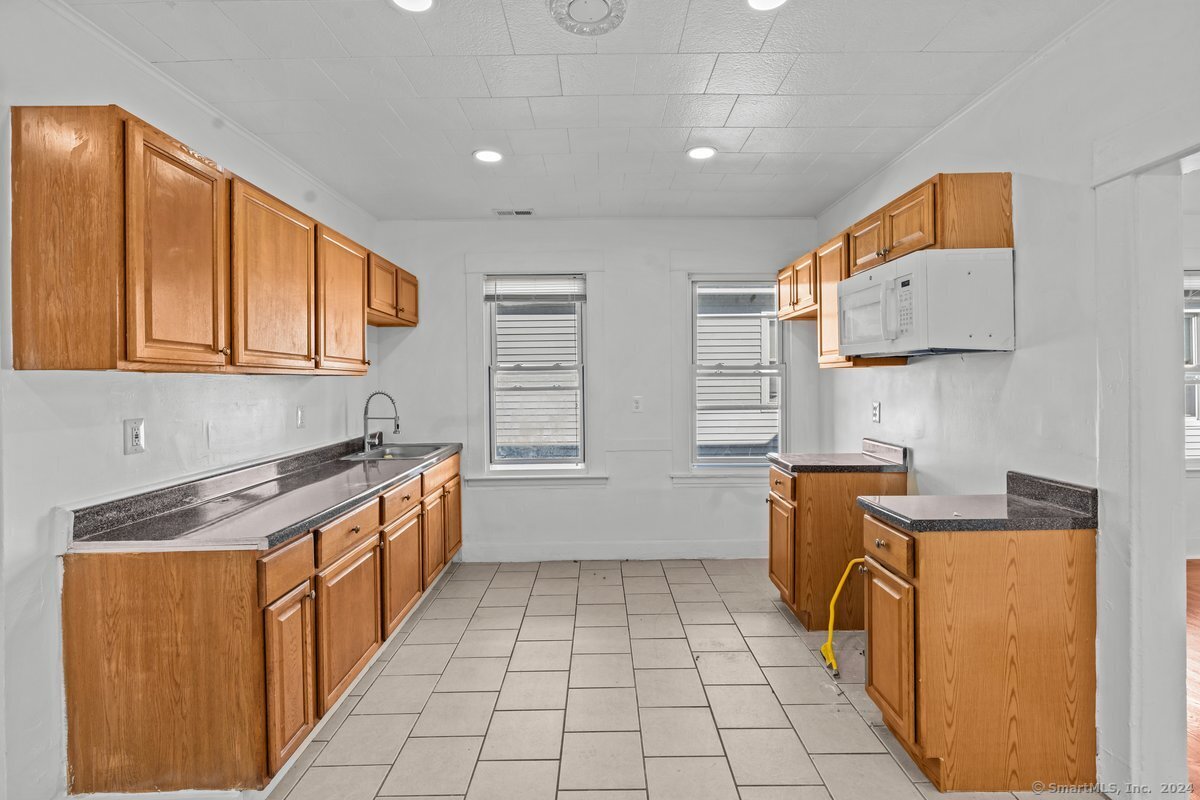 Blake Street, New Haven, Connecticut - 3 Bedrooms  
1 Bathrooms  
4 Rooms - 