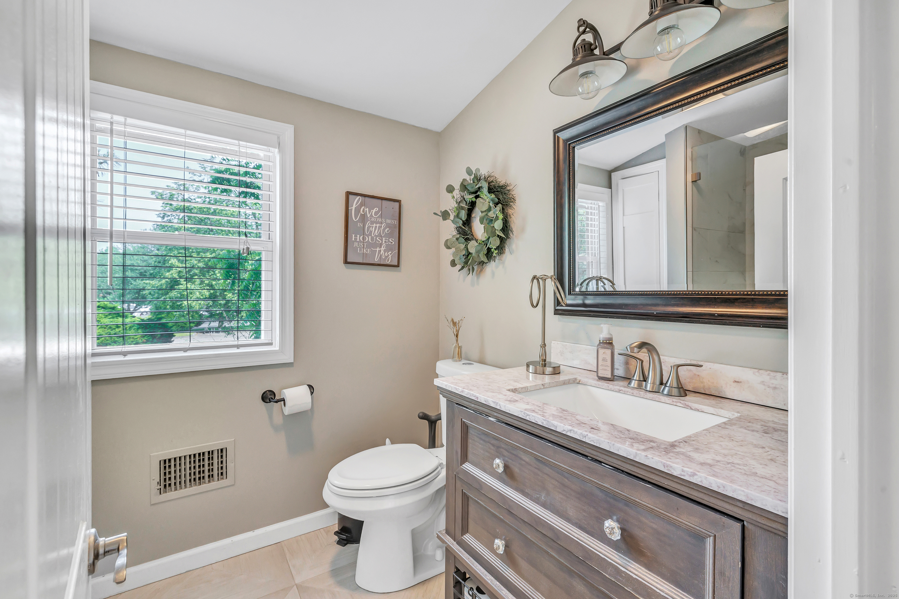 Shelton, Connecticut 06484, United States, 2 Bedrooms Bedrooms, ,2 BathroomsBathrooms,Residential,Active,150977