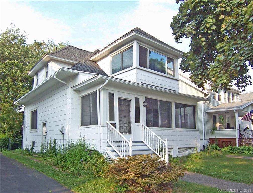 Fayerweather Terrace, Bridgeport, Connecticut - 3 Bedrooms  
2 Bathrooms  
6 Rooms - 
