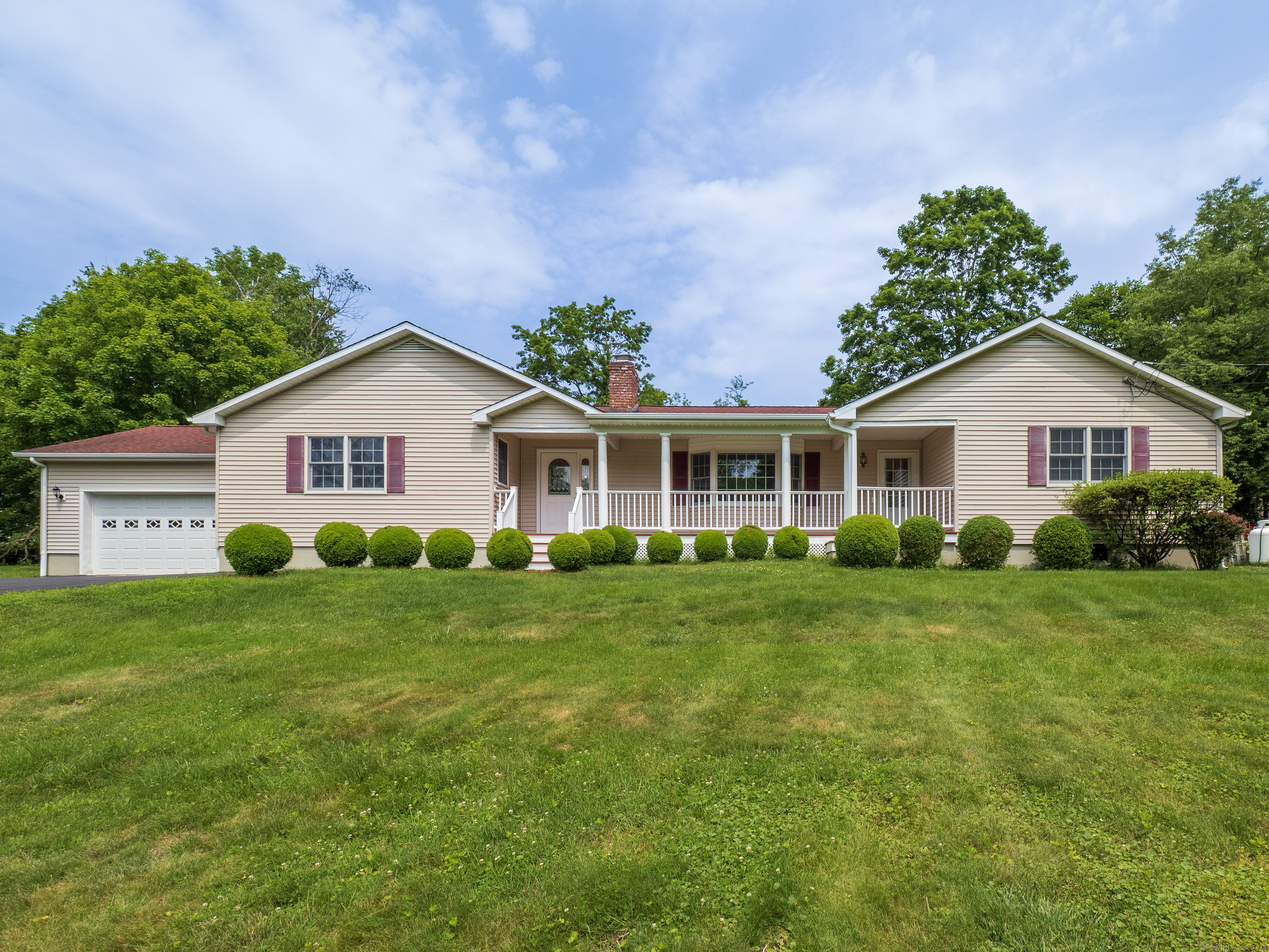 Scodon Drive, Ridgefield, Connecticut - 4 Bedrooms  
3 Bathrooms  
7 Rooms - 