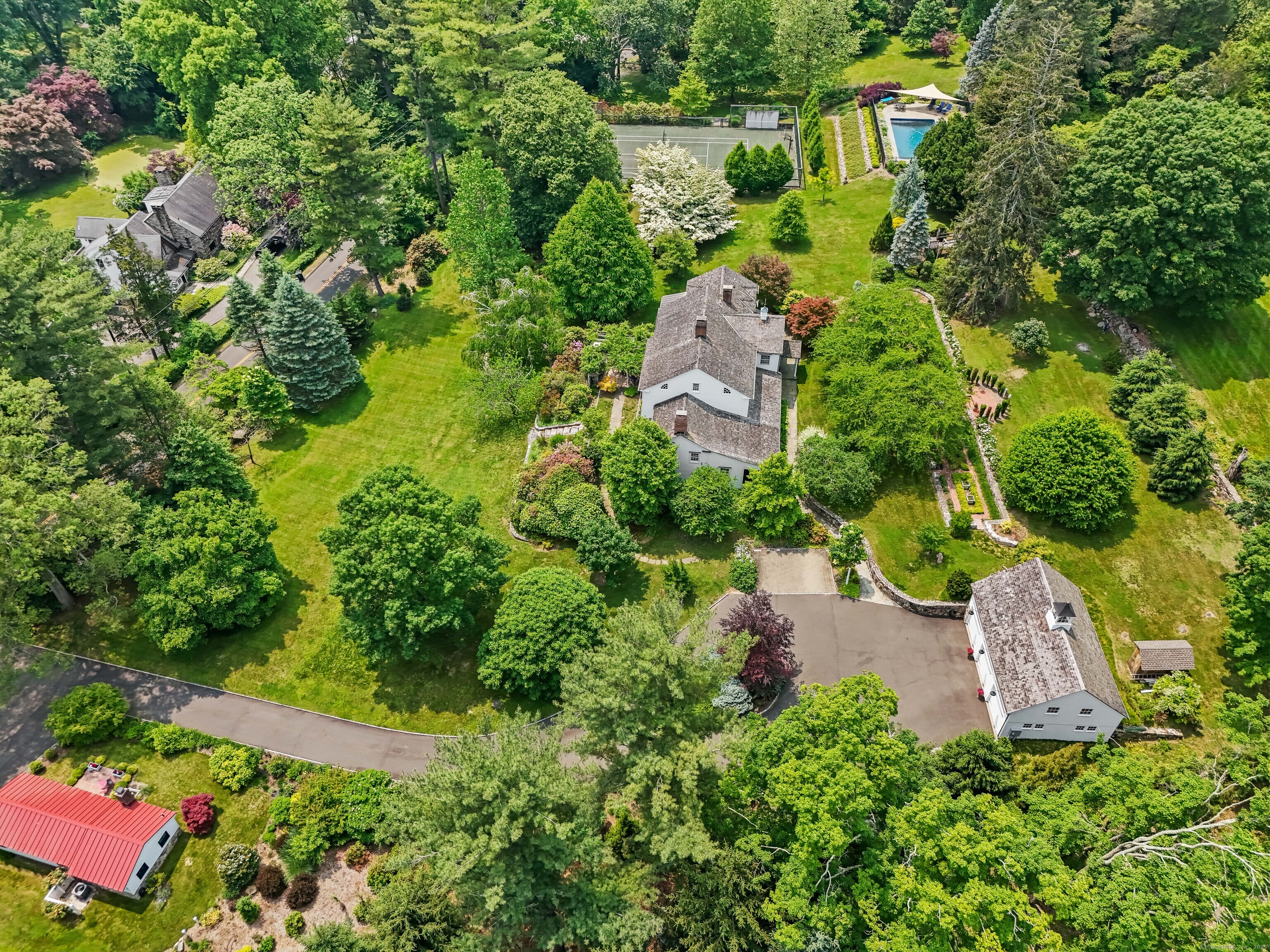 Skymeadow Drive, Stamford, Connecticut - 5 Bedrooms  
4 Bathrooms  
10 Rooms - 