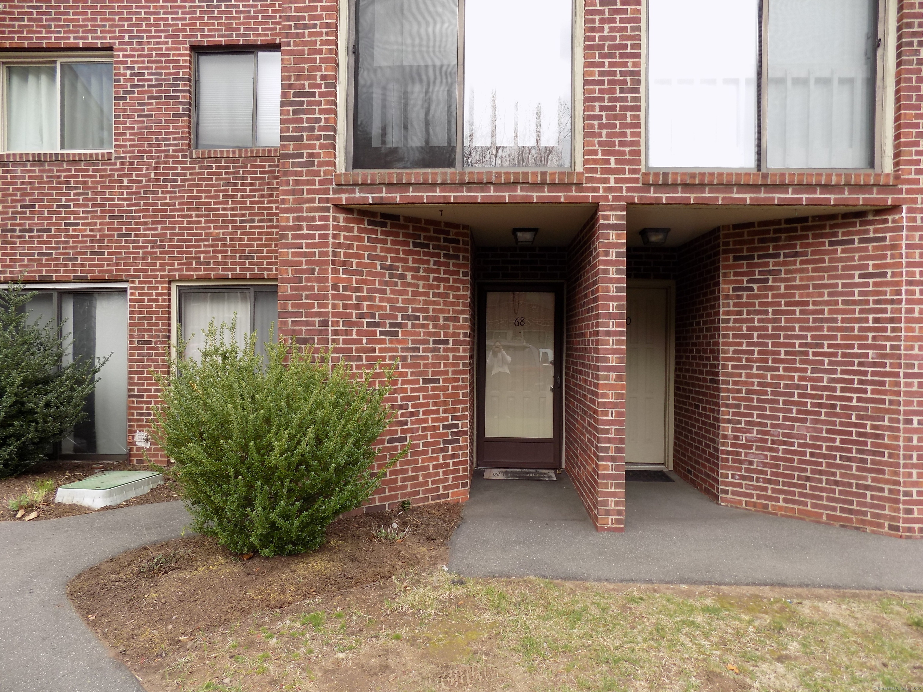 Rental Property at Redstone Hill Road Apt 68, Bristol, Connecticut - Bedrooms: 1 
Bathrooms: 1 
Rooms: 4  - $1,400 MO.