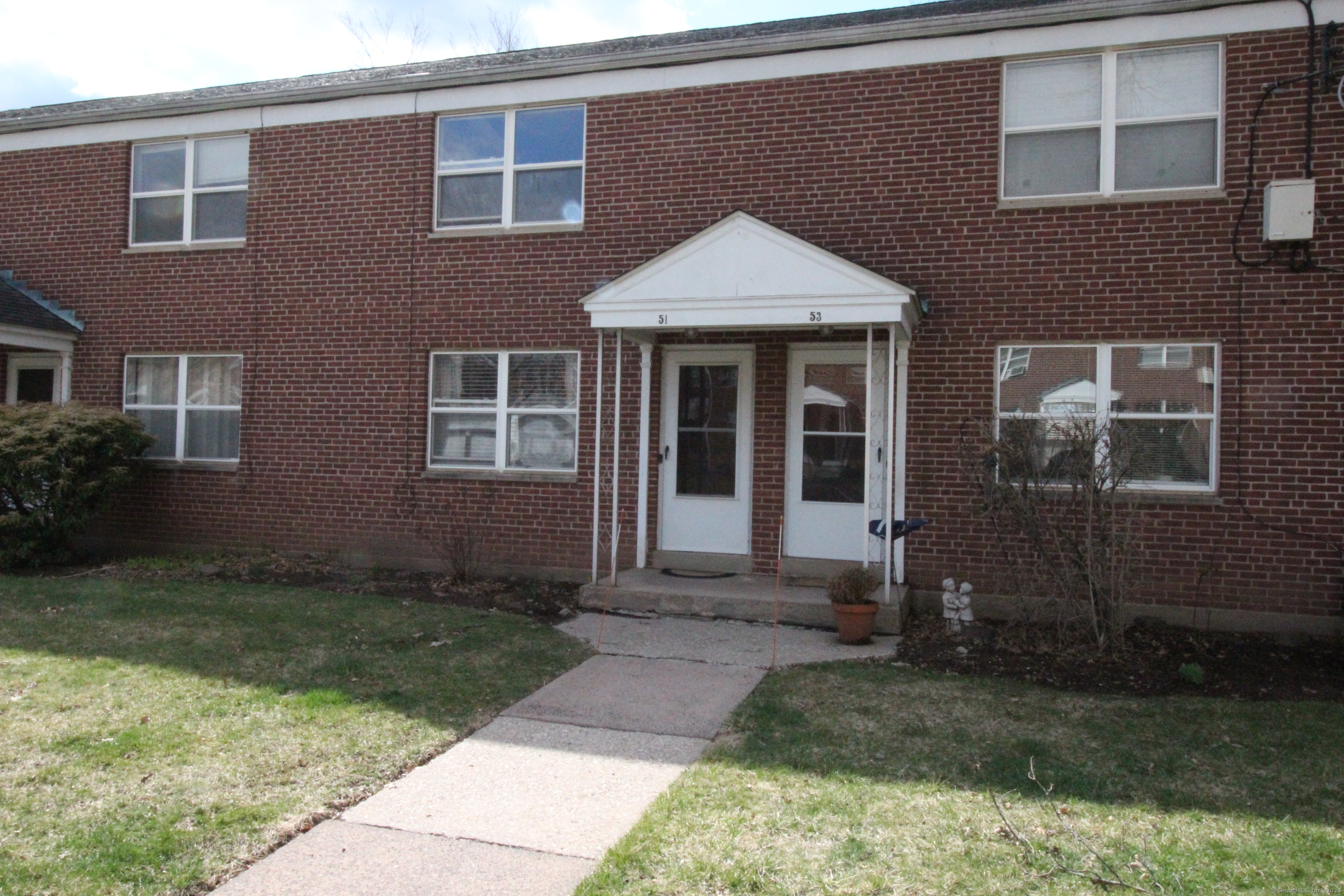 Rental Property at Arnold Way 51, West Hartford, Connecticut - Bedrooms: 2 
Bathrooms: 1 
Rooms: 5  - $2,000 MO.