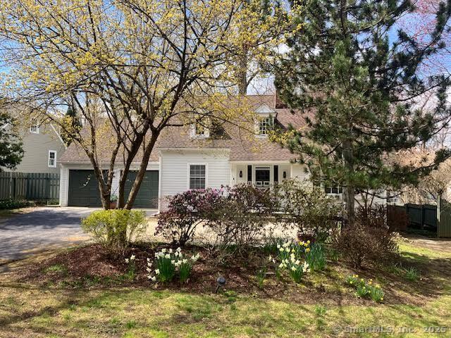 Round Hill Road, Fairfield, Connecticut - 4 Bedrooms  
3 Bathrooms  
7 Rooms - 