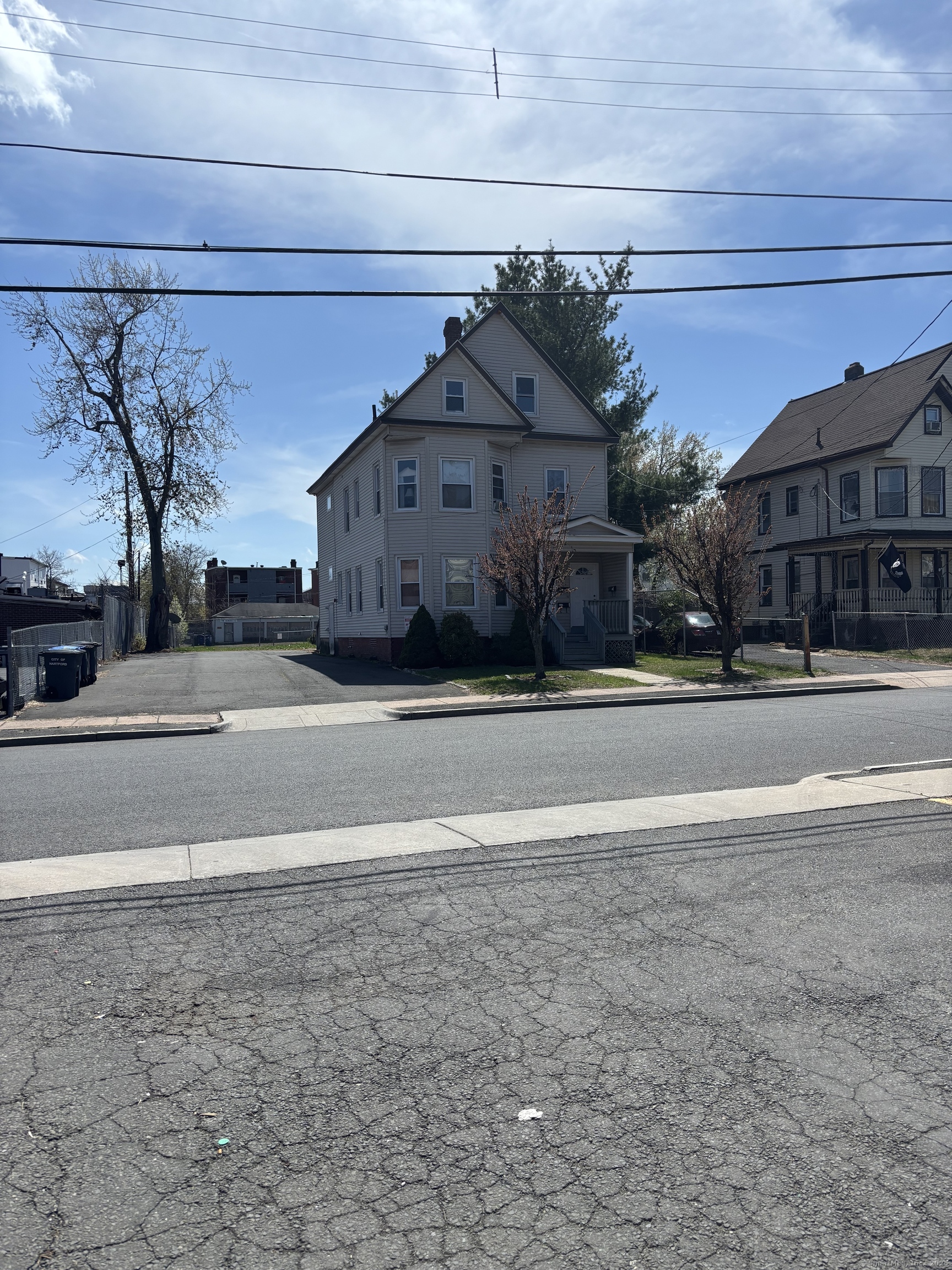 Bushnell Street, Hartford, Connecticut - 7 Bedrooms  
3 Bathrooms  
12 Rooms - 