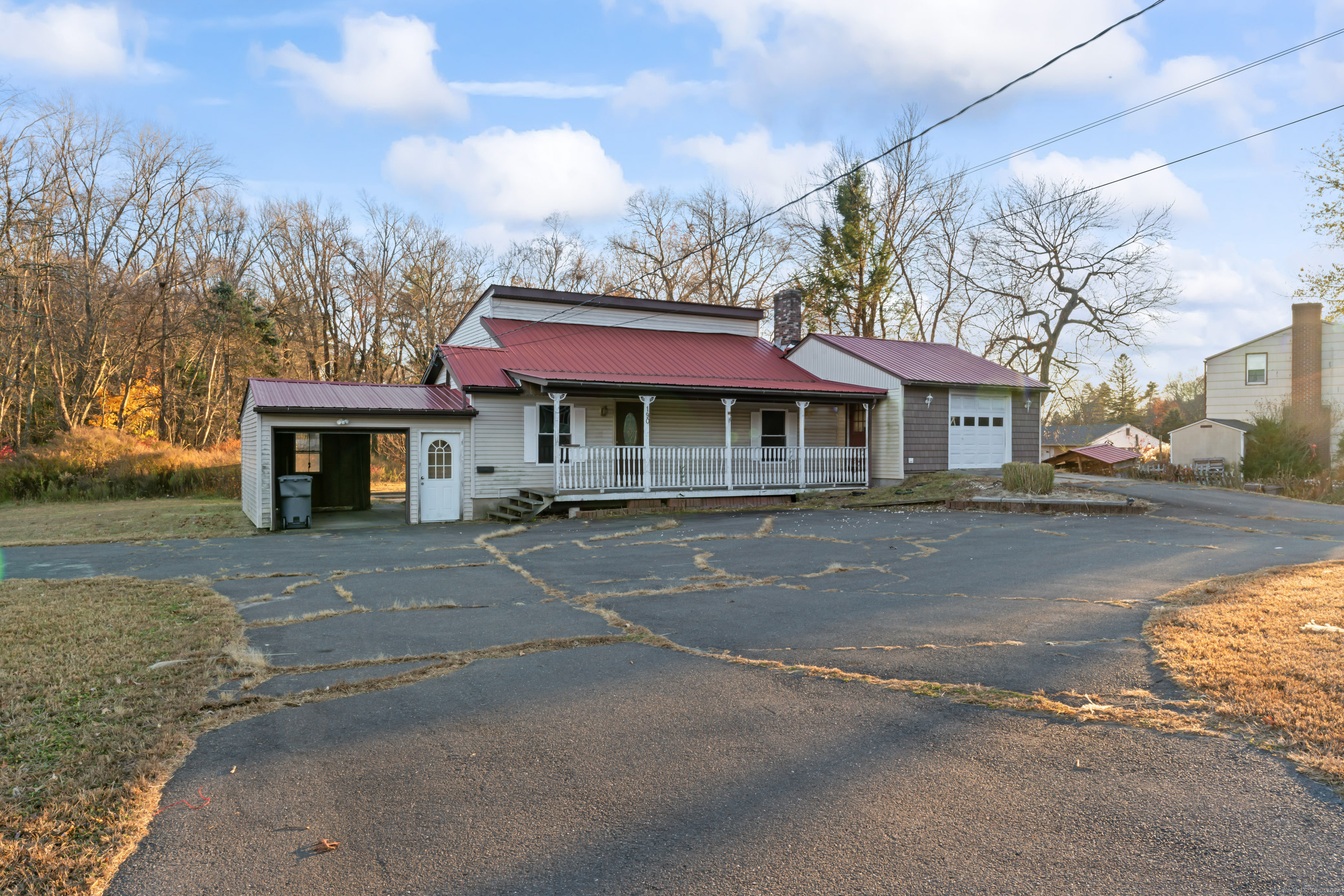 Brainard Road, Enfield, Connecticut - 3 Bedrooms  
3 Bathrooms  
6 Rooms - 