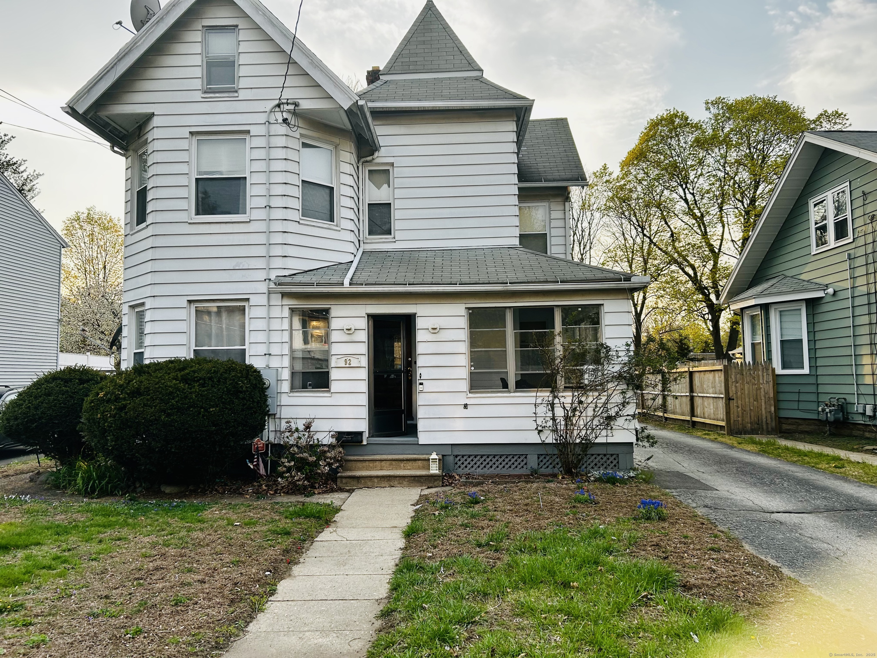 Curtiss Street, Naugatuck, Connecticut - 3 Bedrooms  
2 Bathrooms  
6 Rooms - 