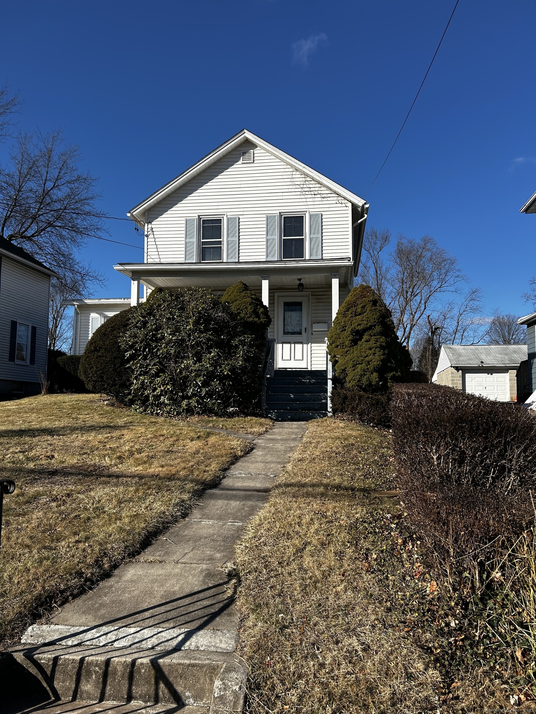 40 Broad Street, Meriden, Connecticut - 3 Bedrooms  
2 Bathrooms  
5 Rooms - 