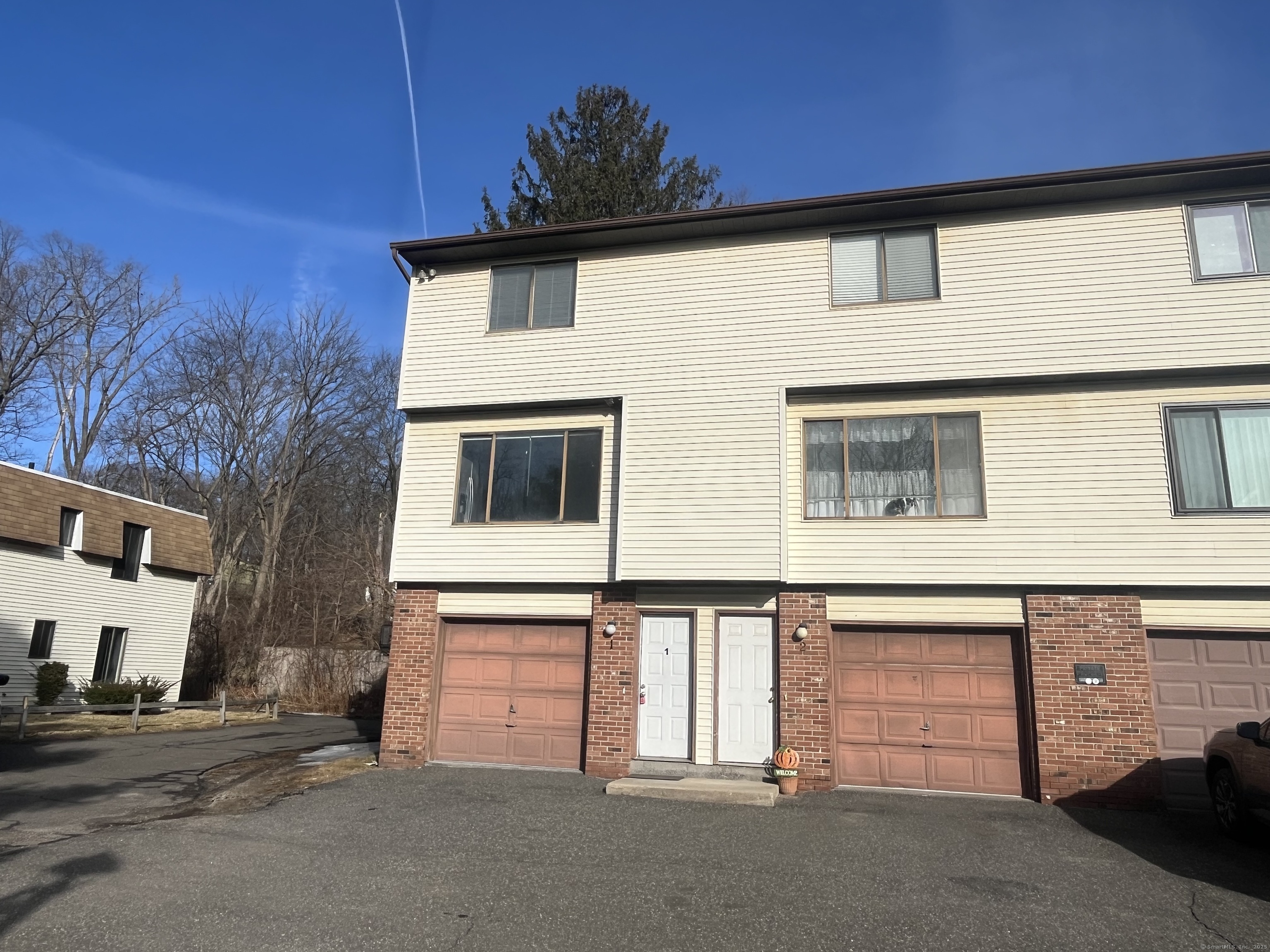 Dallas Terrace Apt 1, Waterbury, Connecticut - 2 Bedrooms  
2 Bathrooms  
7 Rooms - 