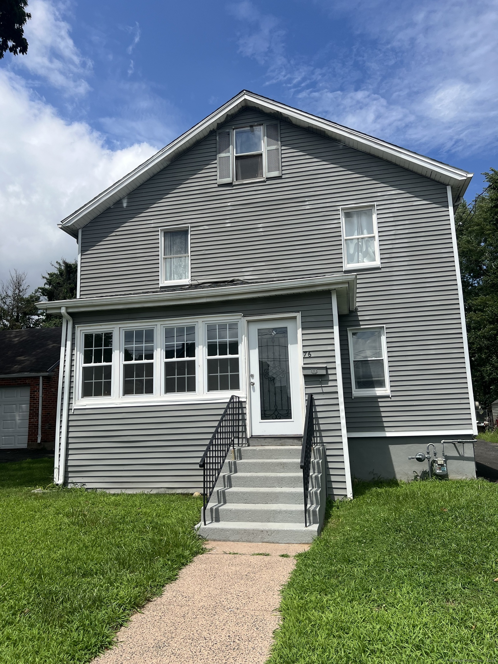 Allen Street, Windsor, Connecticut - 3 Bedrooms  
2 Bathrooms  
5 Rooms - 