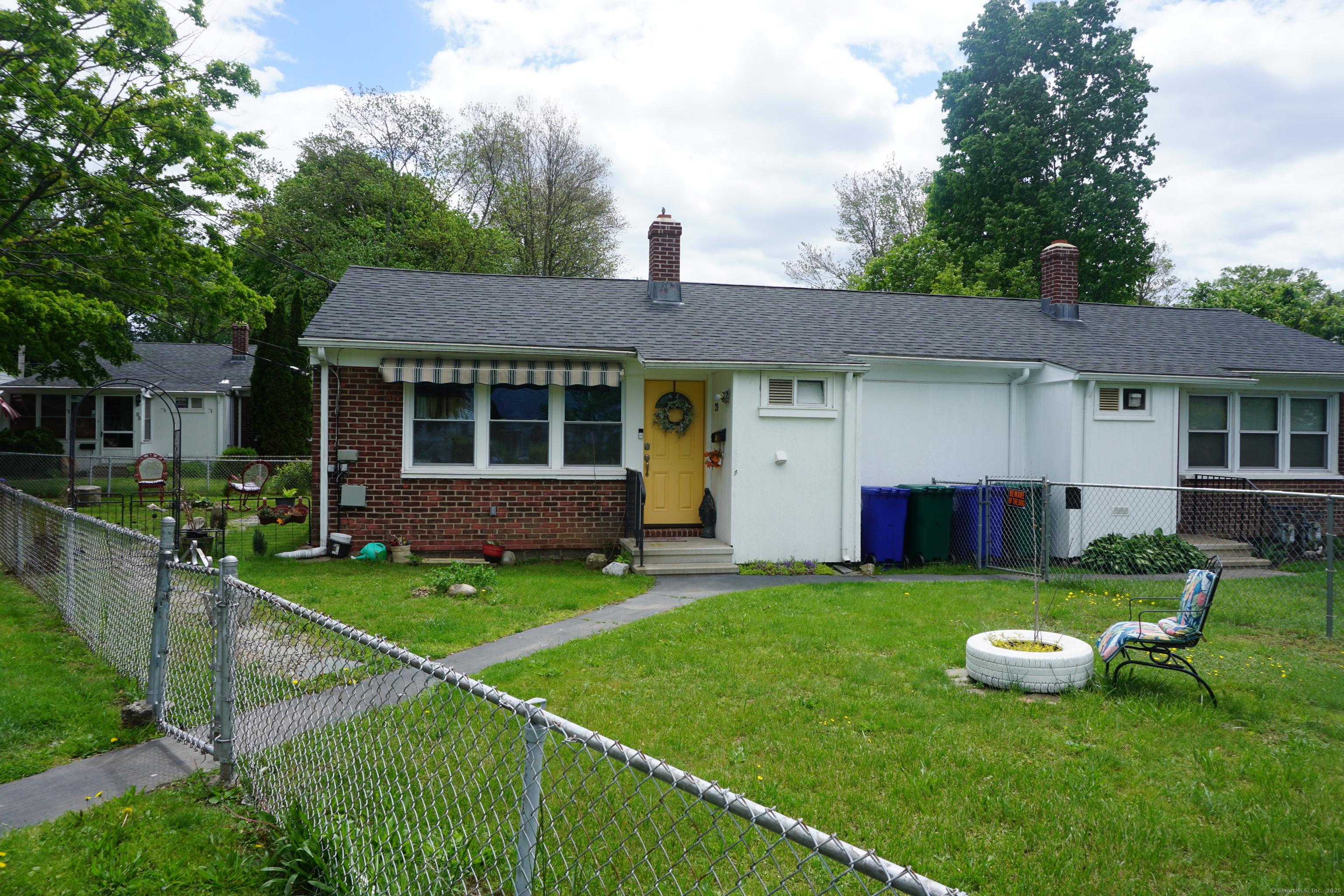 Bullard Court 21, Stratford, Connecticut - 1 Bedrooms  
1 Bathrooms  
3 Rooms - 