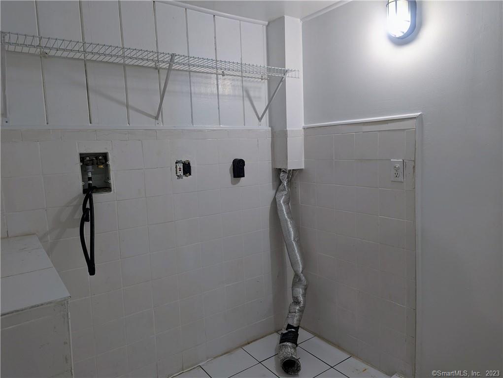 East Granby, Connecticut 06026, United States, 2 Bedrooms Bedrooms, ,1 BathroomBathrooms,Residential,Pending,190047