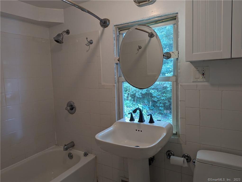 East Granby, Connecticut 06026, United States, 2 Bedrooms Bedrooms, ,1 BathroomBathrooms,Residential,Pending,190047