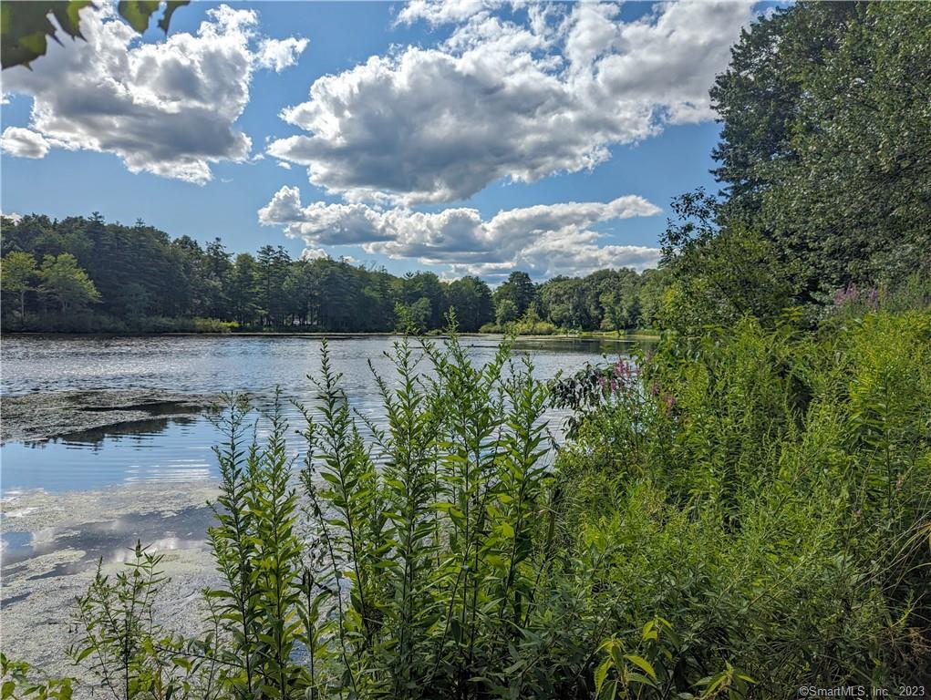 East Granby, Connecticut 06026, United States, 2 Bedrooms Bedrooms, ,1 BathroomBathrooms,Residential,Pending,190047