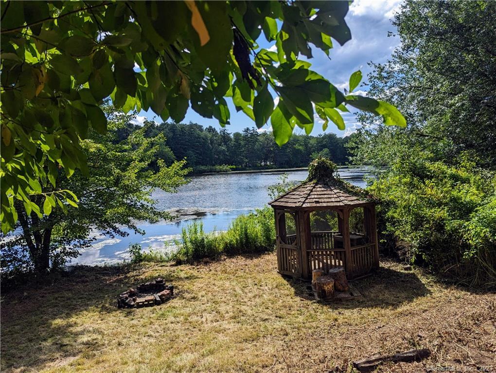 East Granby, Connecticut 06026, United States, 2 Bedrooms Bedrooms, ,1 BathroomBathrooms,Residential,Pending,190047