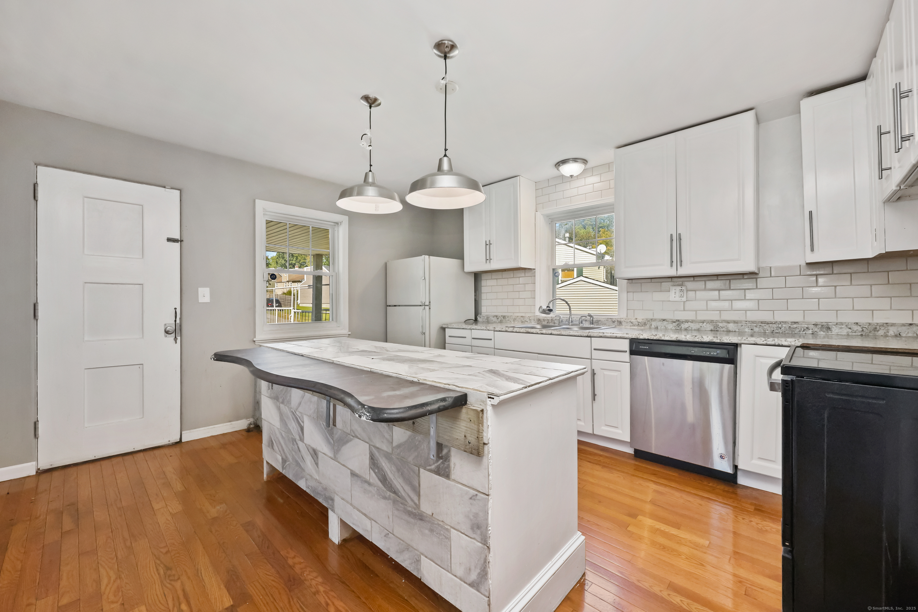 Bridgeport, Connecticut 06606, United States, 4 Bedrooms Bedrooms, ,3 BathroomsBathrooms,Residential,Pending,209428