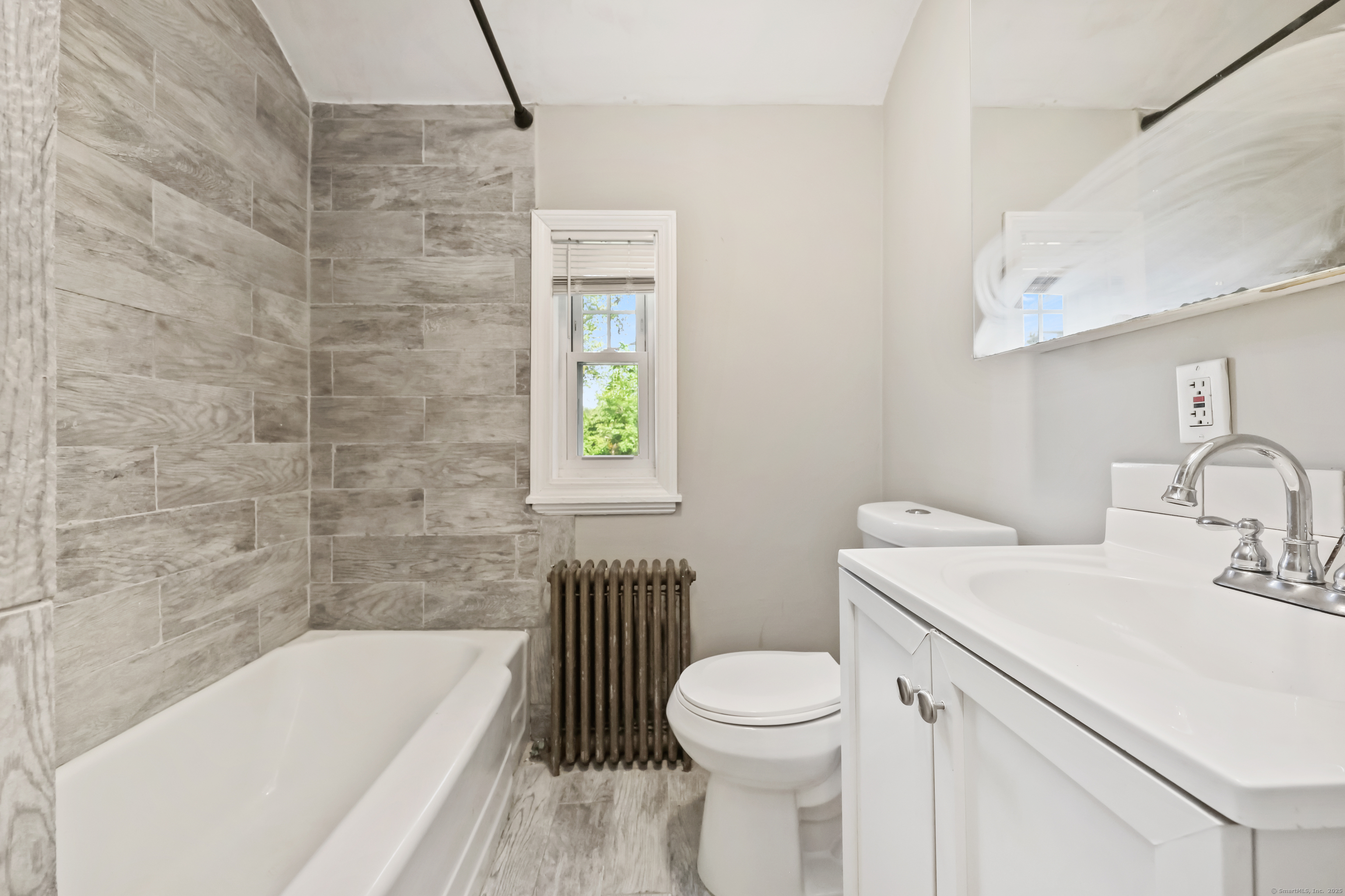 Bridgeport, Connecticut 06606, United States, 4 Bedrooms Bedrooms, ,3 BathroomsBathrooms,Residential,Pending,209428