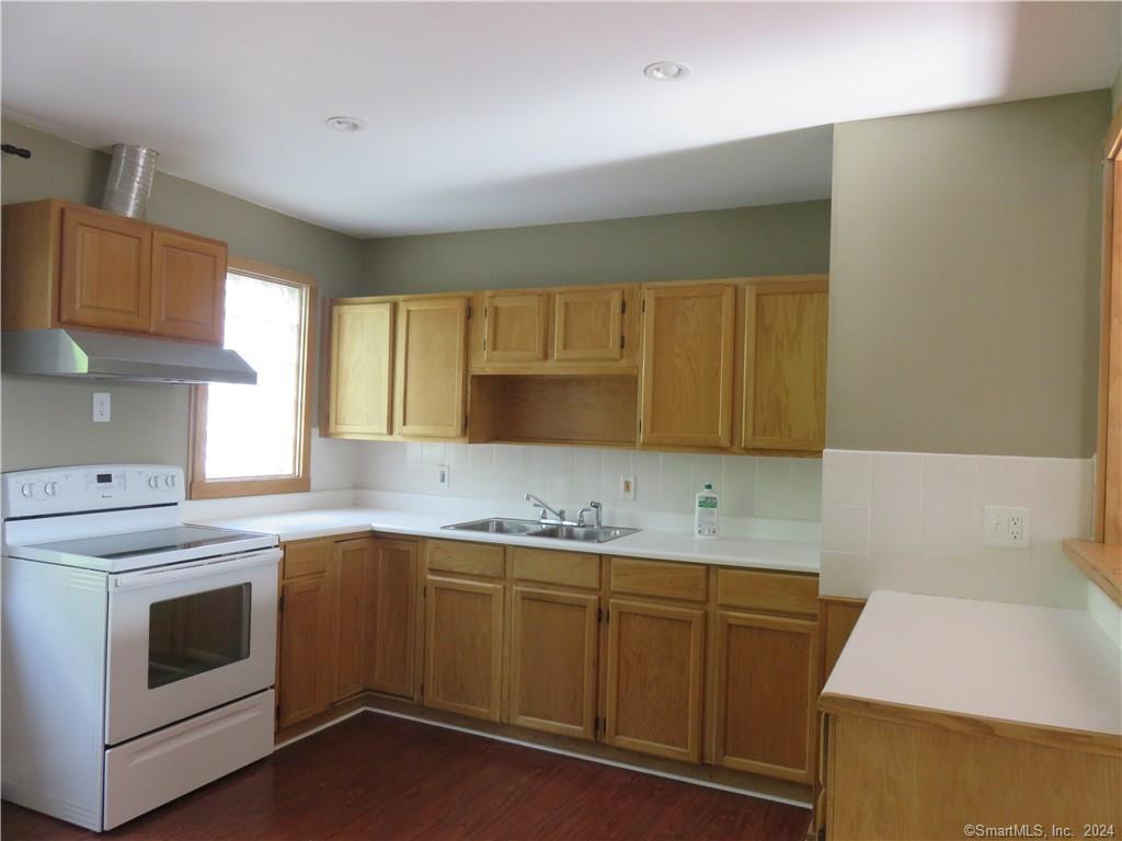 West Hartford, Connecticut 06119, United States, 3 Bedrooms Bedrooms, ,1 BathroomBathrooms,Residential,Active,164229