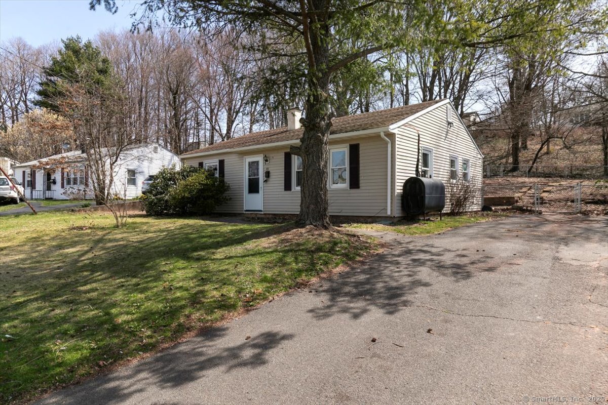 Cooper Avenue, Wallingford, Connecticut - 3 Bedrooms  
1 Bathrooms  
5 Rooms - 