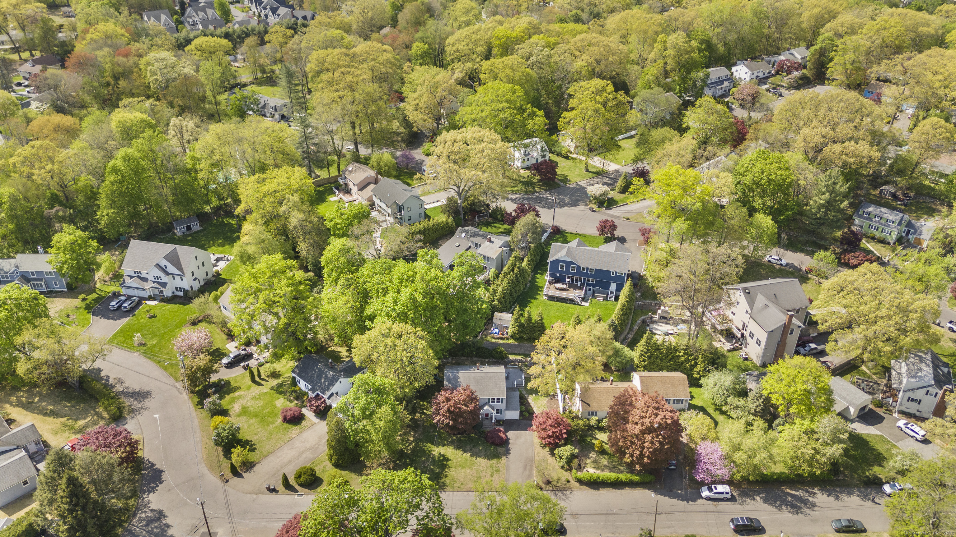 Meadowpark Avenue, Stamford, Connecticut - 3 Bedrooms  
3 Bathrooms  
8 Rooms - 