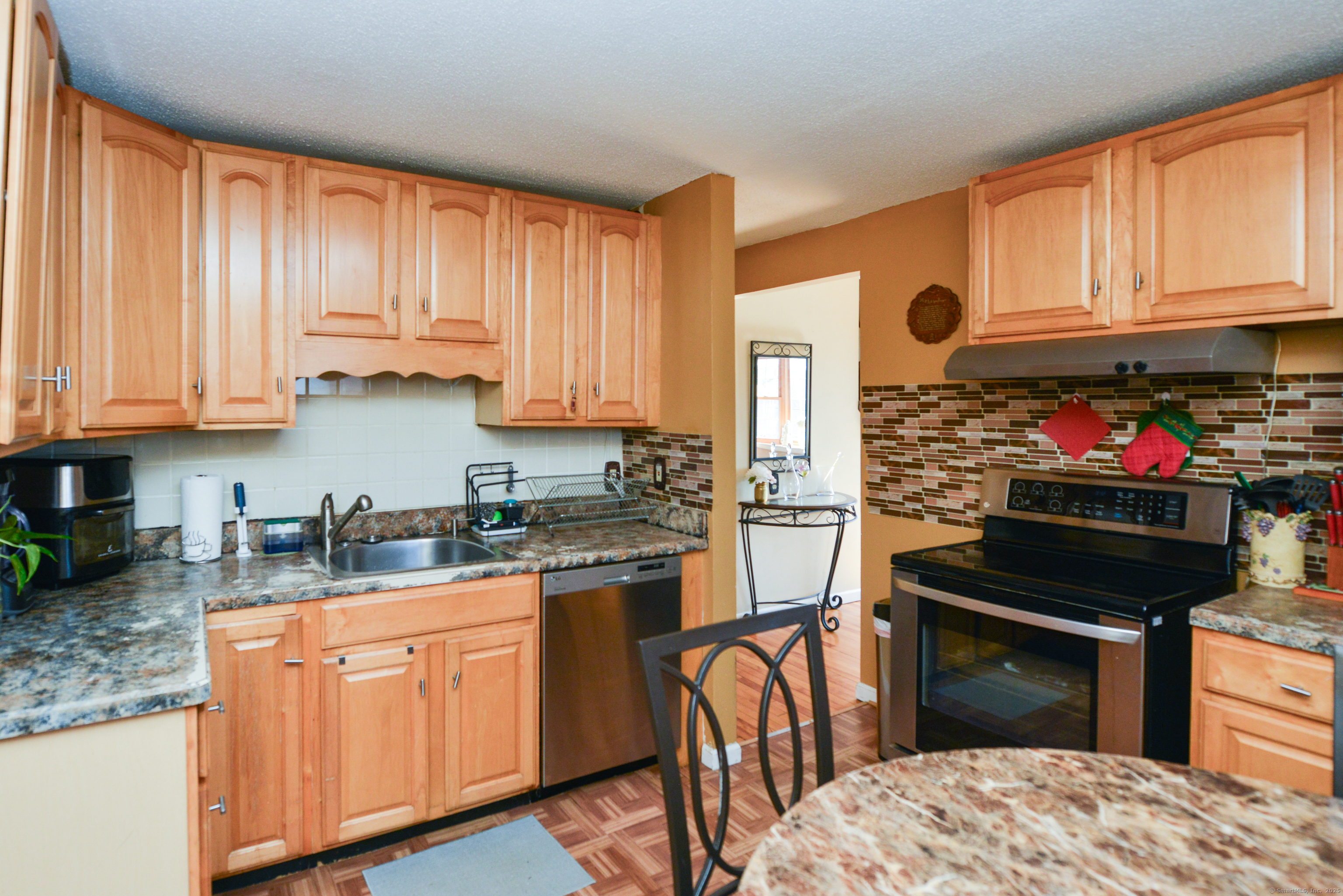 61 Kenyon Circle, New Britain, Connecticut image 4