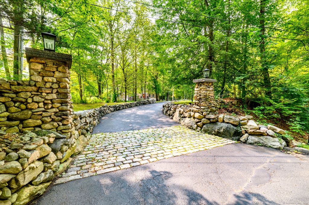 Photo of 185 Interlaken Road, Stamford, CT 06903 (MLS # 24124440)