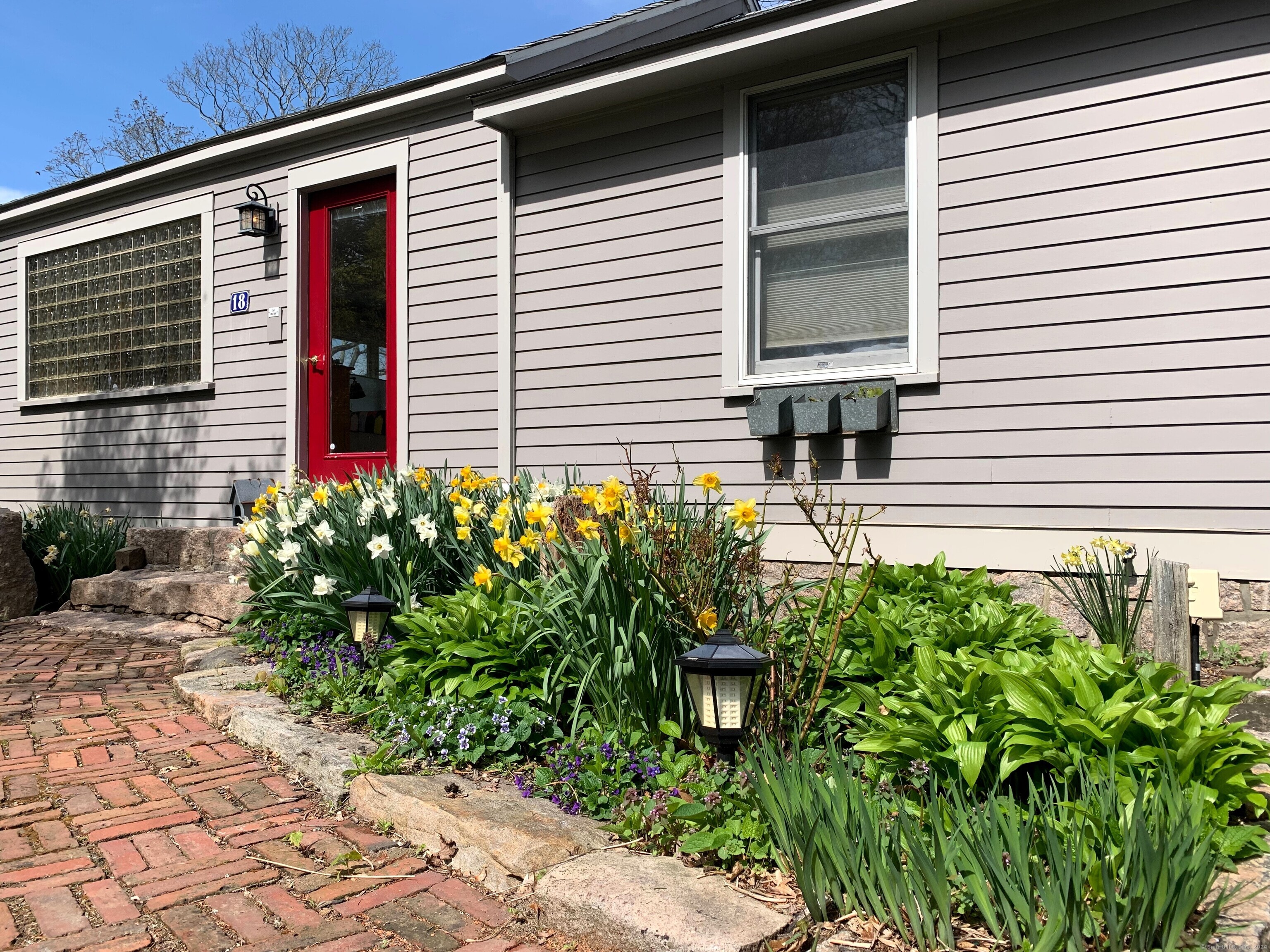 18 W Point Road, Branford, Connecticut - 1 Bedrooms  
1 Bathrooms  
3 Rooms - 