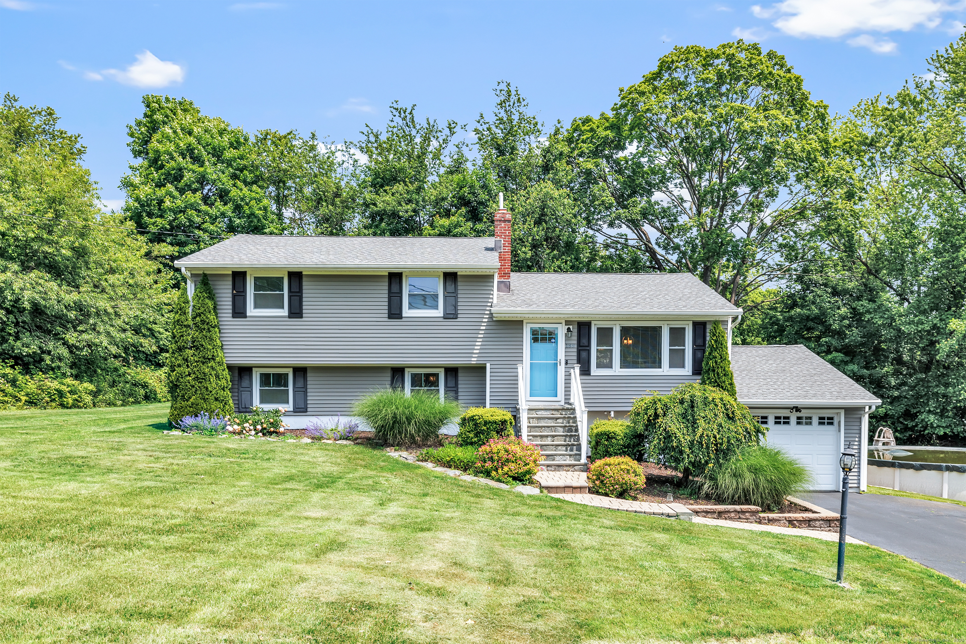 Park Lane, Trumbull, Connecticut - 4 Bedrooms  
2 Bathrooms  
8 Rooms - 