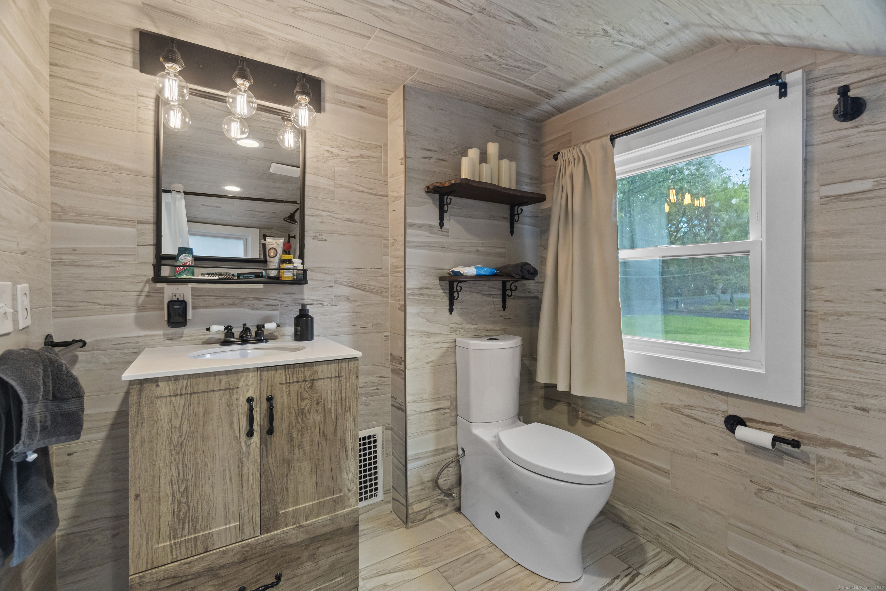 Guilford, Connecticut 06437, United States, 3 Bedrooms Bedrooms, ,2 BathroomsBathrooms,Residential,Active,168106