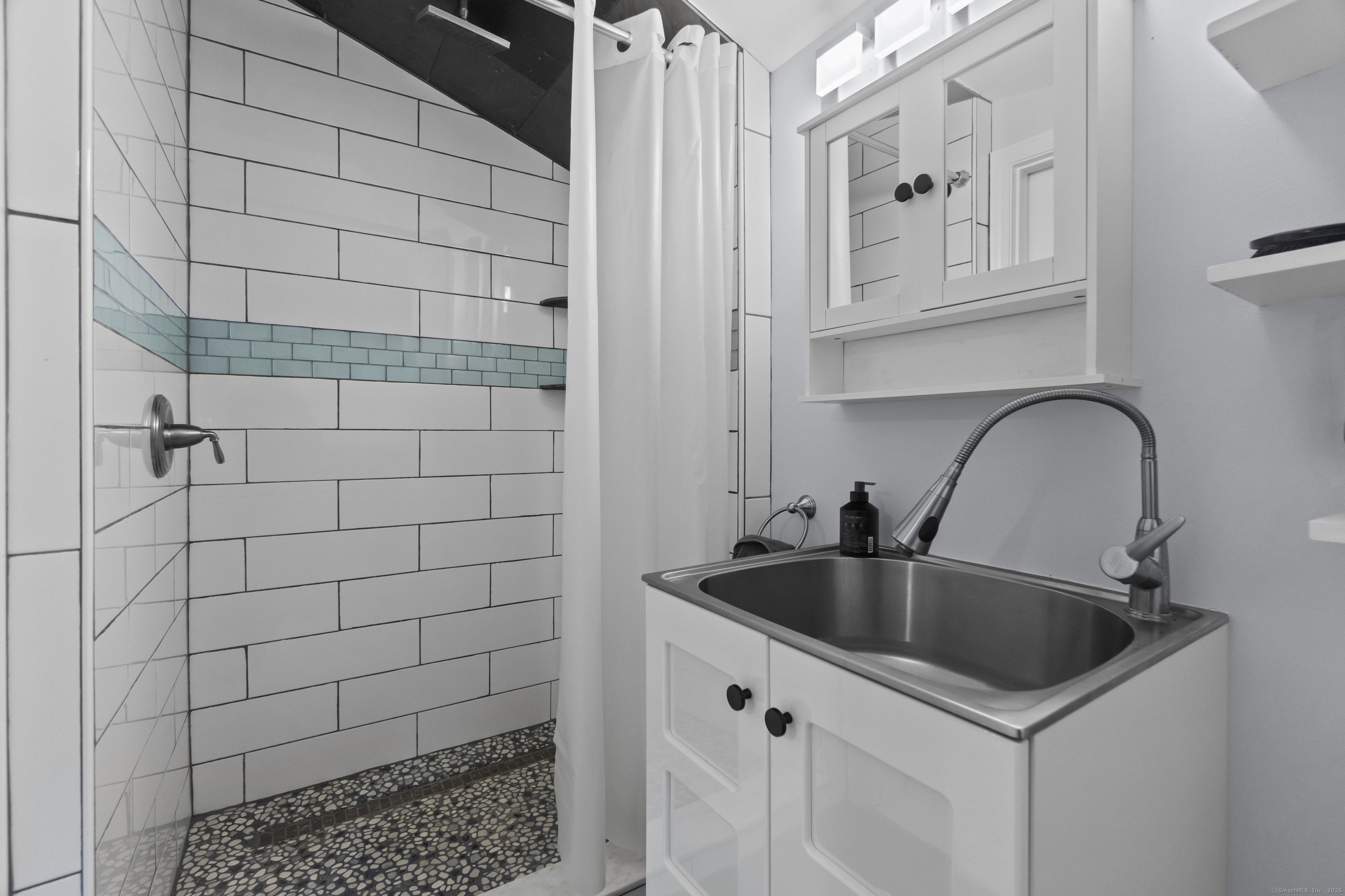 Guilford, Connecticut 06437, United States, 3 Bedrooms Bedrooms, ,2 BathroomsBathrooms,Residential,Active,168106