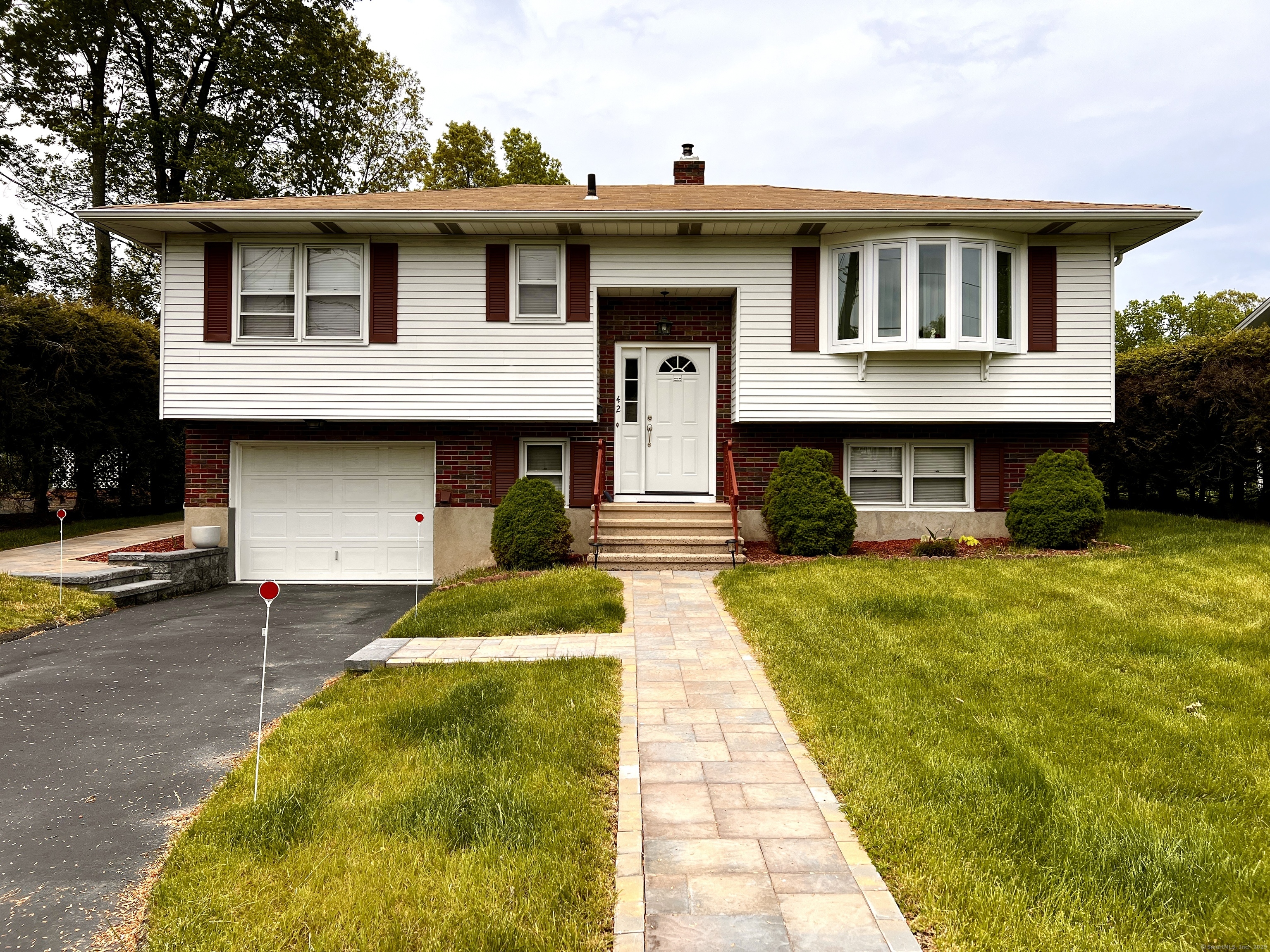 Partridge Drive, Waterbury, Connecticut - 3 Bedrooms  
2 Bathrooms  
5 Rooms - 