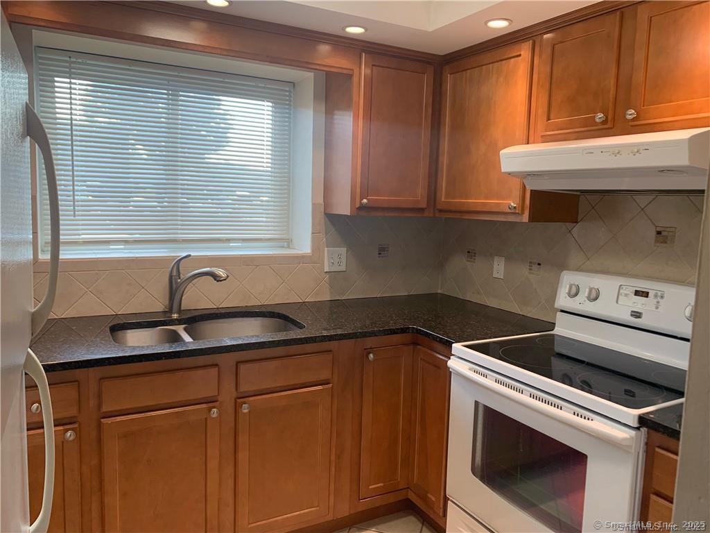 Rocky Hill, Connecticut 06067, United States, 2 Bedrooms Bedrooms, ,2 BathroomsBathrooms,Residential,Pending,185361