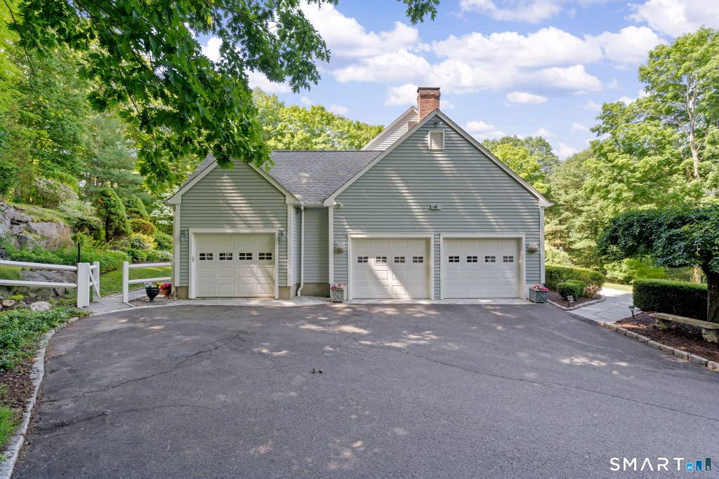 Photo of 674 Middle Road Turnpike, Woodbury, CT 06798 (MLS # 24185444)