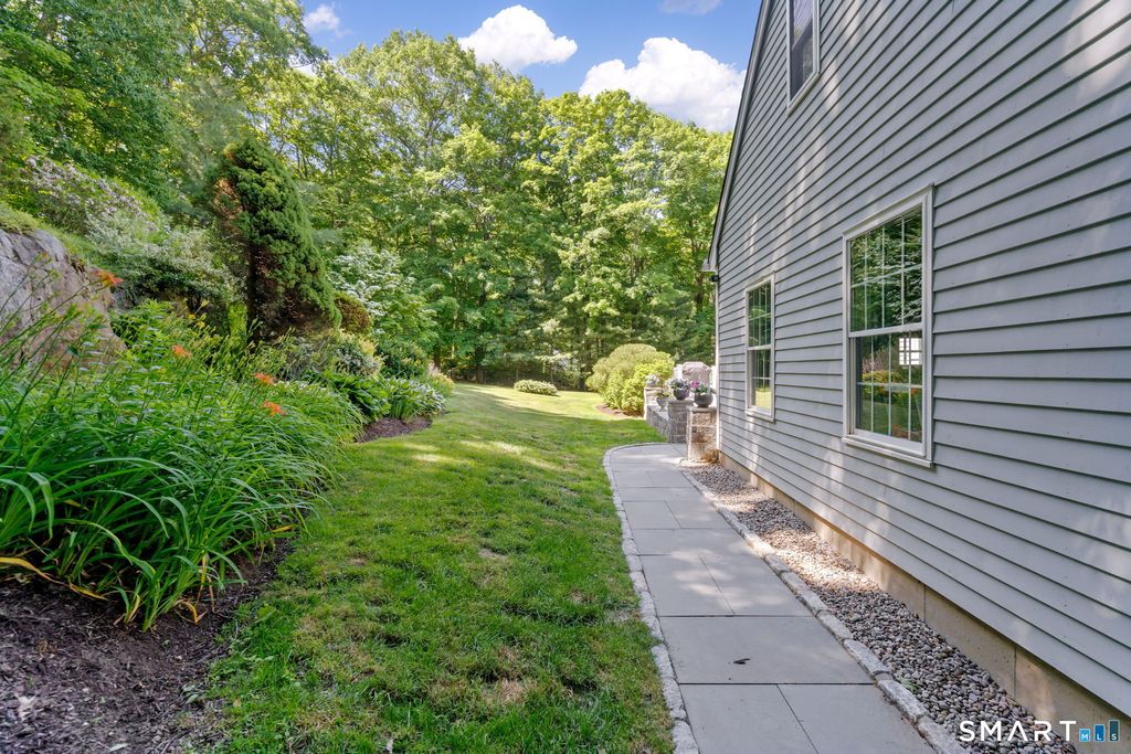 Photo of 674 Middle Road Turnpike, Woodbury, CT 06798 (MLS # 24185444)