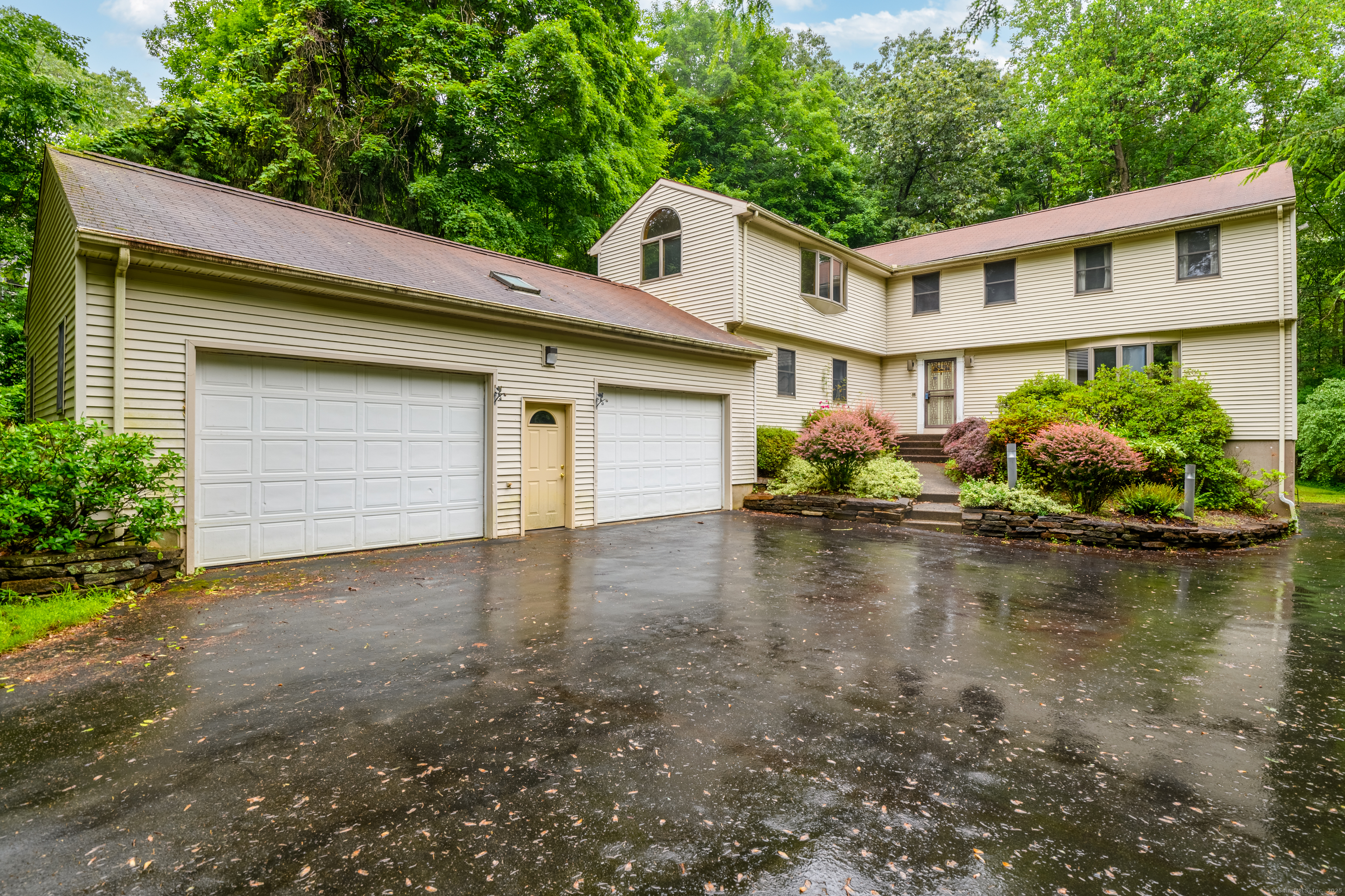 Bellridge Road, Glastonbury, Connecticut - 5 Bedrooms  
3 Bathrooms  
9 Rooms - 