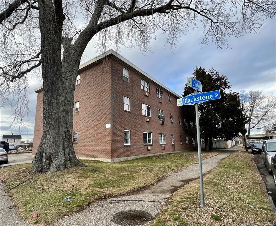Rental Property at Union Avenue C5, Bridgeport, Connecticut - Bedrooms: 1 
Bathrooms: 1 
Rooms: 3  - $1,375 MO.